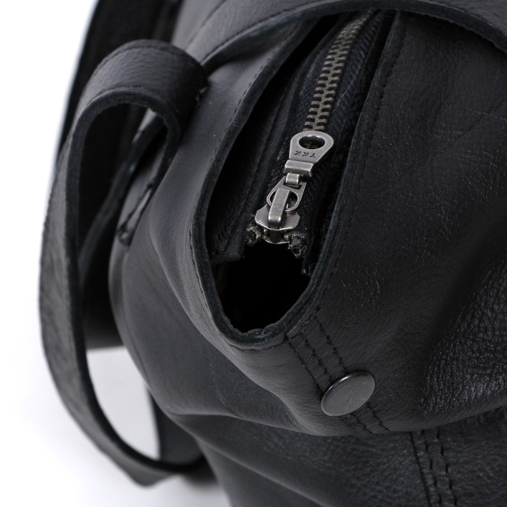 Zipper closure on 2-in-1 Elle Shopper Bag-Black