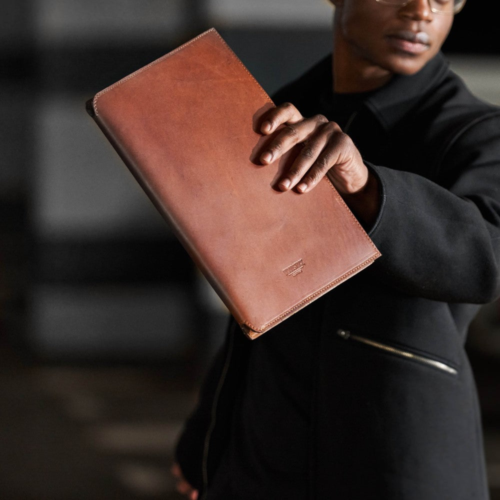 Man holding Austin Portfolio-Pecan in hand